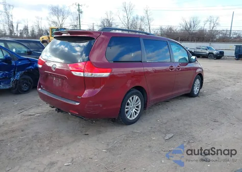 2014 Toyota Sienna Xle V6 8 Passenger z USA, uszkodzony, nr VIN 5TDYK3DCXES513778